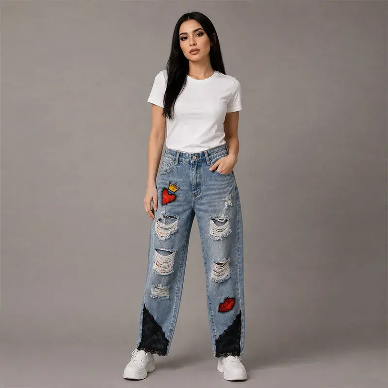Jeans distressed con diseño de corazón coronado pintado a mano y detalles de encaje de Trece31.