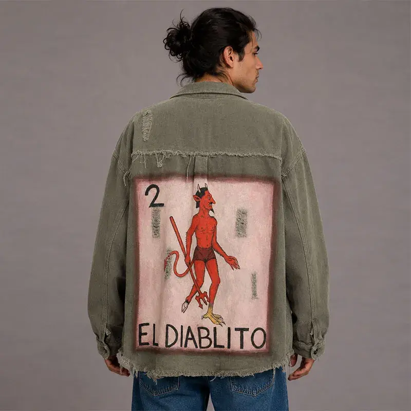 Sobrecamisa verde de mezclilla con diseño pintado a mano de la carta de lotería "El Diablito" en la espalda