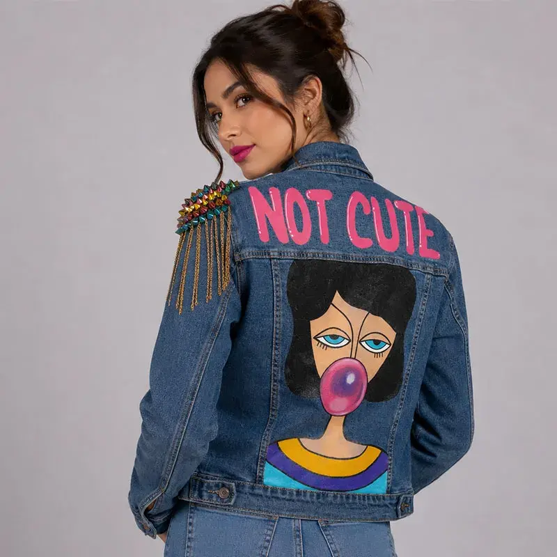 Espalda de chaqueta de mezclilla upcycling con arte pintado a mano y diseño exclusivo estilo pop-rebelde Trece31.