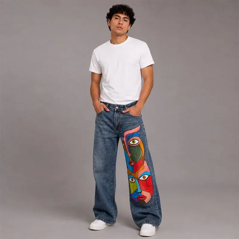 Pantalón de mezclilla con trazos abstractos y coloridos en la pierna, modelado por hombre como pieza de arte portable