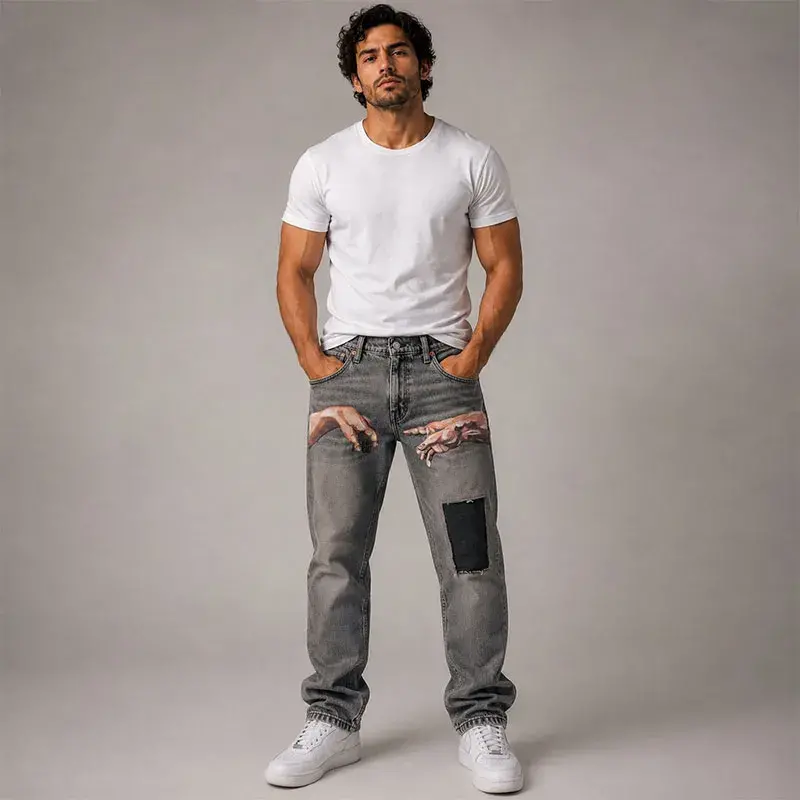Jeans contemporáneos con parches de tela y pintura a mano inspirada en arte clásico de Trece31.