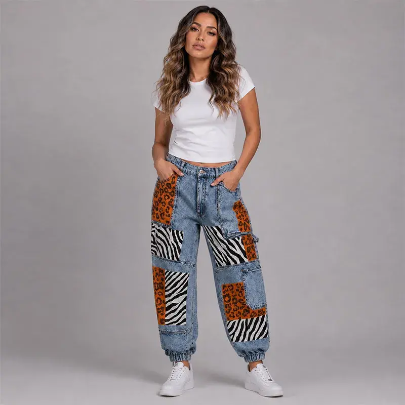 Pantalón denim estilo jogger con diseño único de parches estampados de leopardo y cebra en la parte delantera