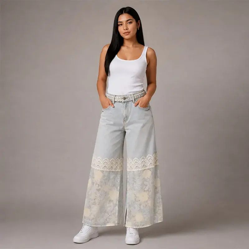 Pantalón denim ancho wide leg intervenido con detalles de encaje y contraste de tela en las piernas, diseño exclusivo
