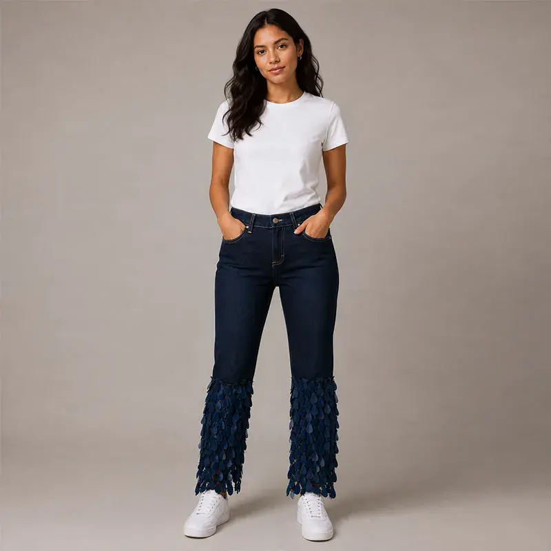Jeans ajustados de mezclilla con aplicación en encajes con forma de gota en la parte final