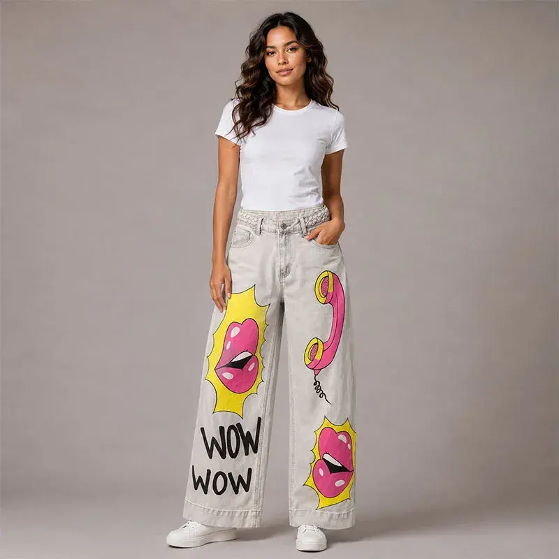 Pantalón denim ancho estilo wide leg pintado a mano con gráficos coloridos tipo pop art de labios y texto