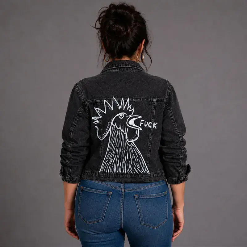 Chaqueta de mezclilla arte portable con diseño artístico y rebelde de gallo pintado a mano en la espalda