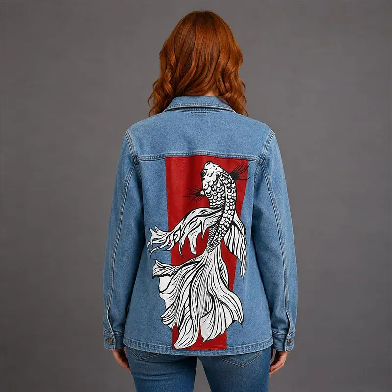 Chaqueta denim larga de arte portable con ilustración artística y minimalista de pez koi en la espalda