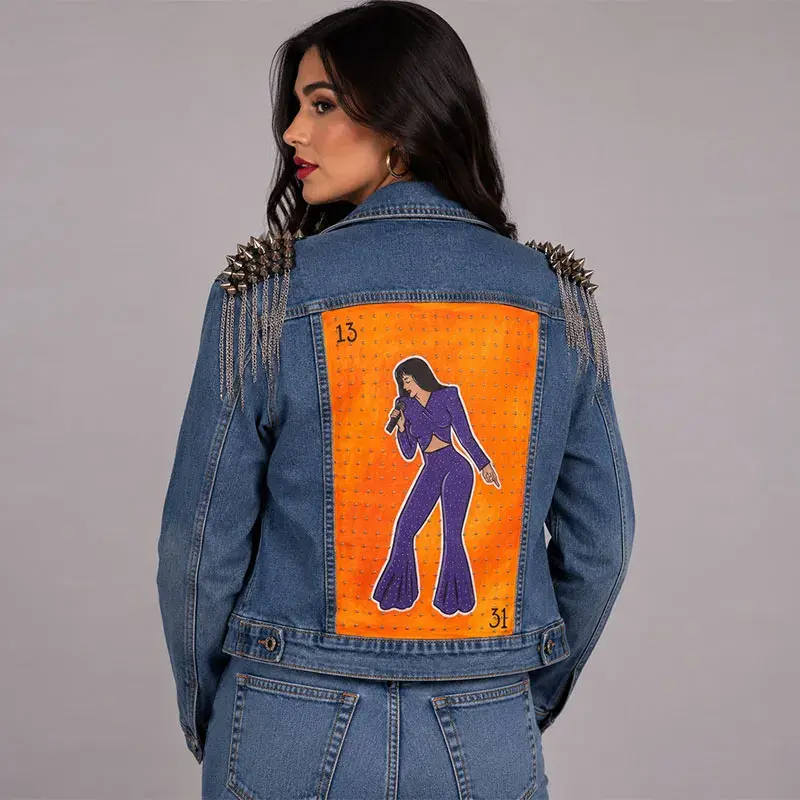 Chamarra de mezclilla con diseño de cantante famosa como carta de lotería pintado a mano y hombreras con cadenas