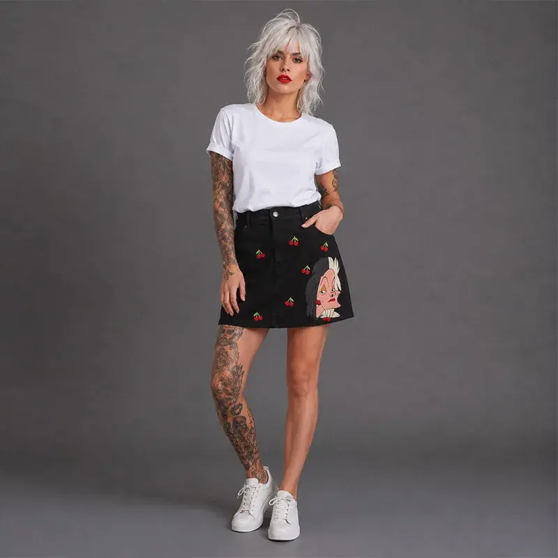 Minifalda short en color negro con detalles de cerezas bordadas y diseño artístico pintado a mano al frente