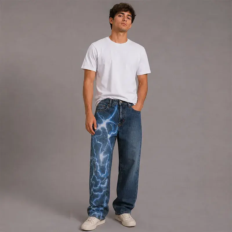 Pantalón denim recto azul marino intervenido artesanalmente con rayos eléctricos en la parte delantera