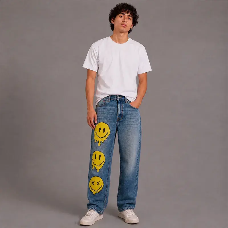 Pantalón de mezclilla azul corte recto intervenido con diseño urbano de caras sonrientes derretidas al frente