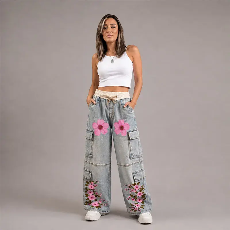 Pantalón cargo denim con detalles florales pintados y bordados a mano, cintura ajustable con jareta