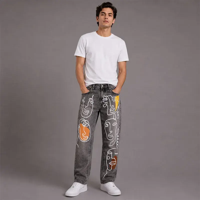 Pantalón de mezclilla gris corte slim fit con diseño artístico de rostros en estilo de una sola línea y acentos en tonos cálidos