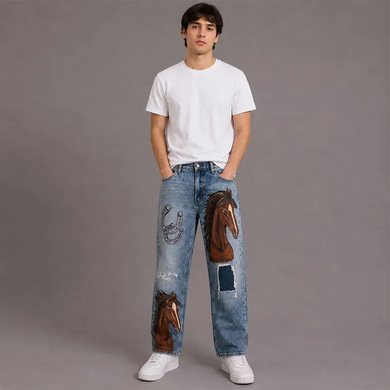 Pantalón de mezclilla estilo patchwork con diseño artístico hecho a mano de caballos y herraduras plateadas en la parte delantera