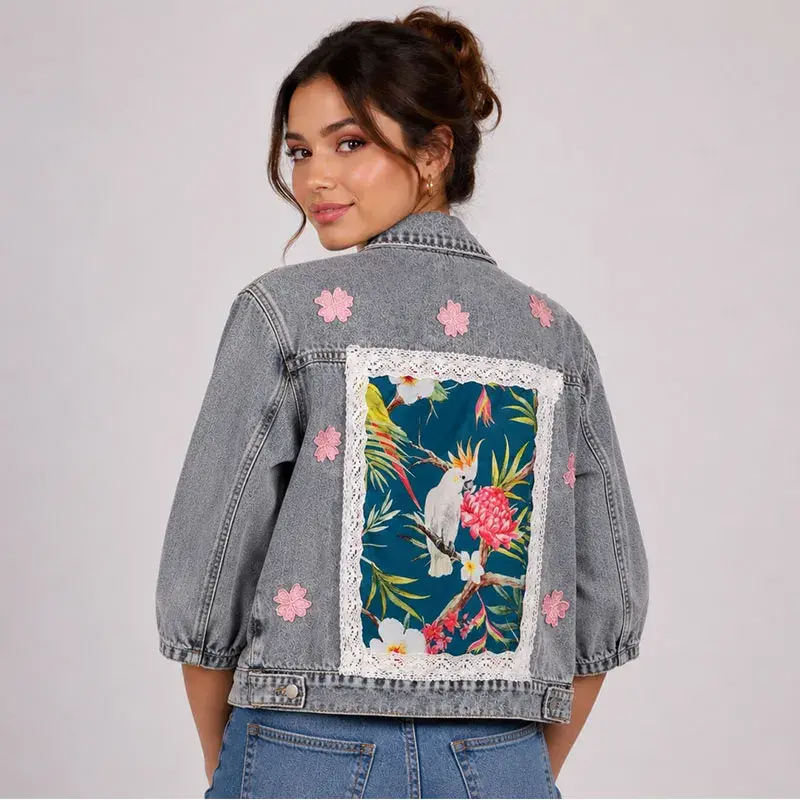 Chaqueta de mezclilla corta con panel de tela estampado de aves y flores, enmarcado en encaje y flores bordadas