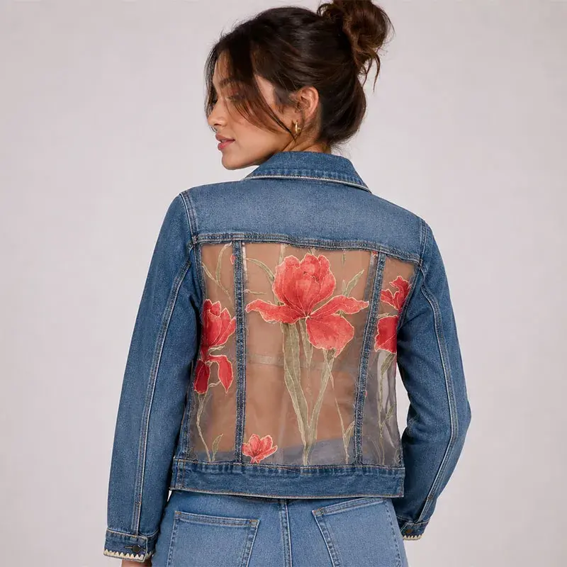 Chaqueta de mezclilla única con espalda transparente y diseño artístico de flores rojas, ropa intervenida