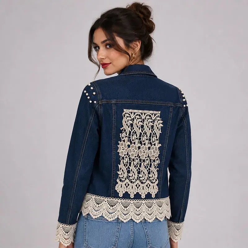 Chaqueta denim intervenida con encaje y perlas en cuello y hombros - Arte portable Trece31