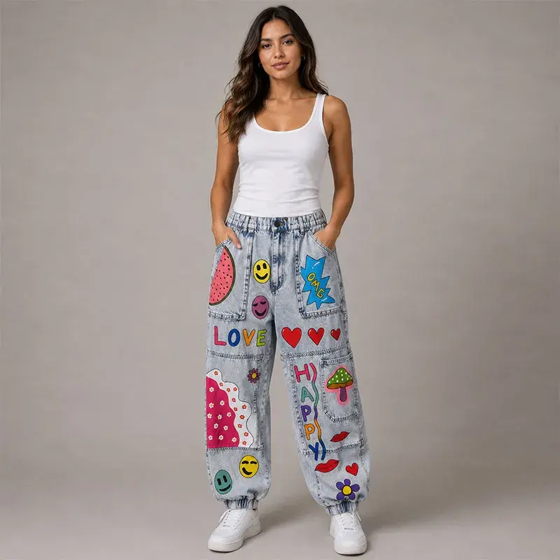 Jeans tipo jogger intervenidos a mano con arte pop, estilo divertido y colores vibrantes en la parte frontal