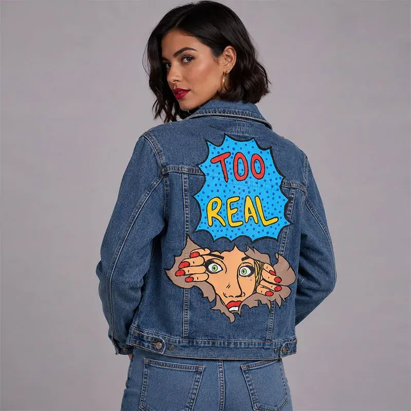 Vista posterior de chaqueta denim intervenida a mano con ilustración estilo cómic de los años 60 y texto colorido